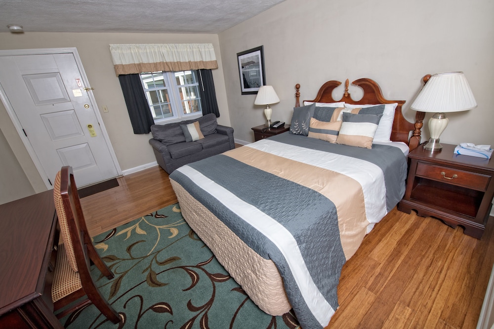 Colonial Inn Seekonk 15/58