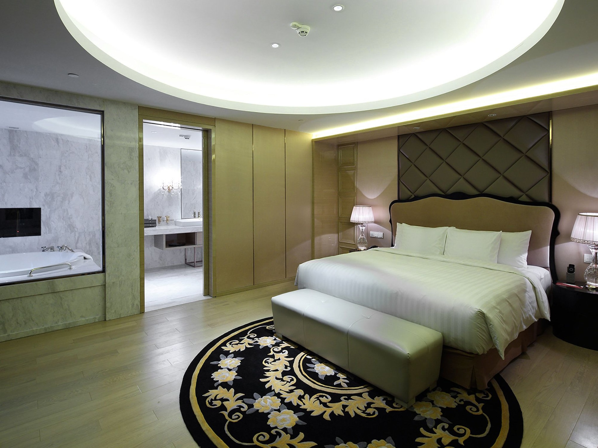 Royal, Ambassador, Suite, King Bed