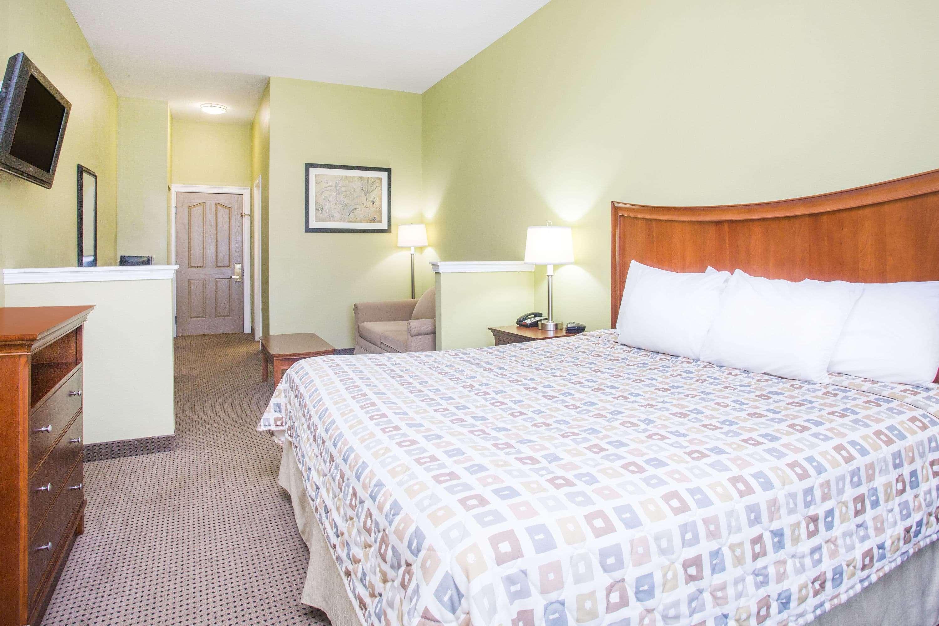 Days Inn & Suites by Wyndham Swainsboro 5/21