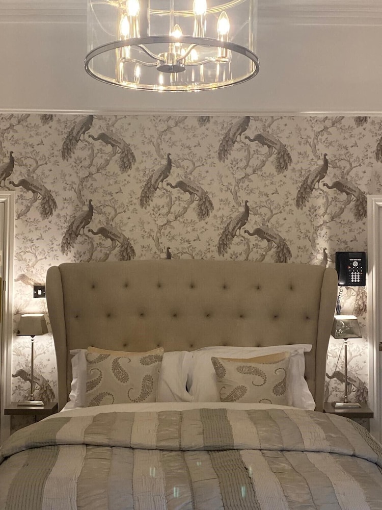 The Alexandra Court Hotel 4/37