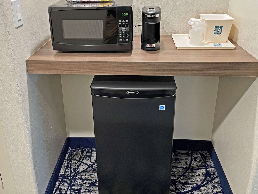 Quality Suites Houston Hobby Airport Ex Super 8 28/33