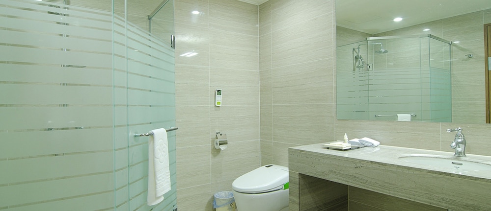 The Class 300 Hotel and Condominium 32/36