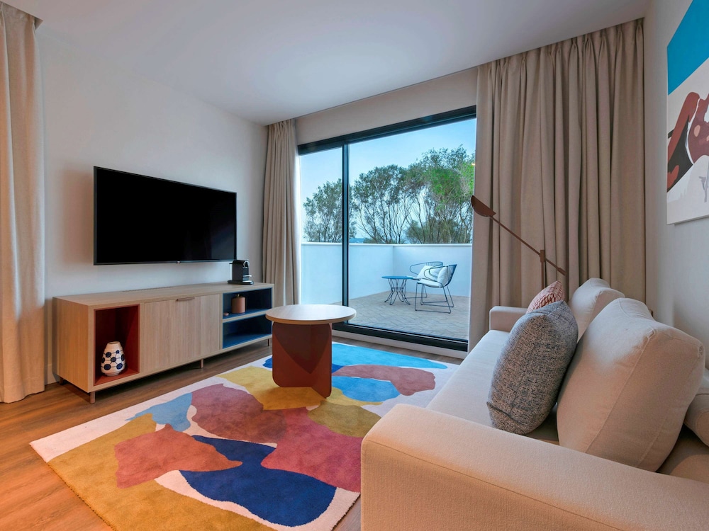 SO/Sotogrande Spa & Golf Resort Hotel 62/82
