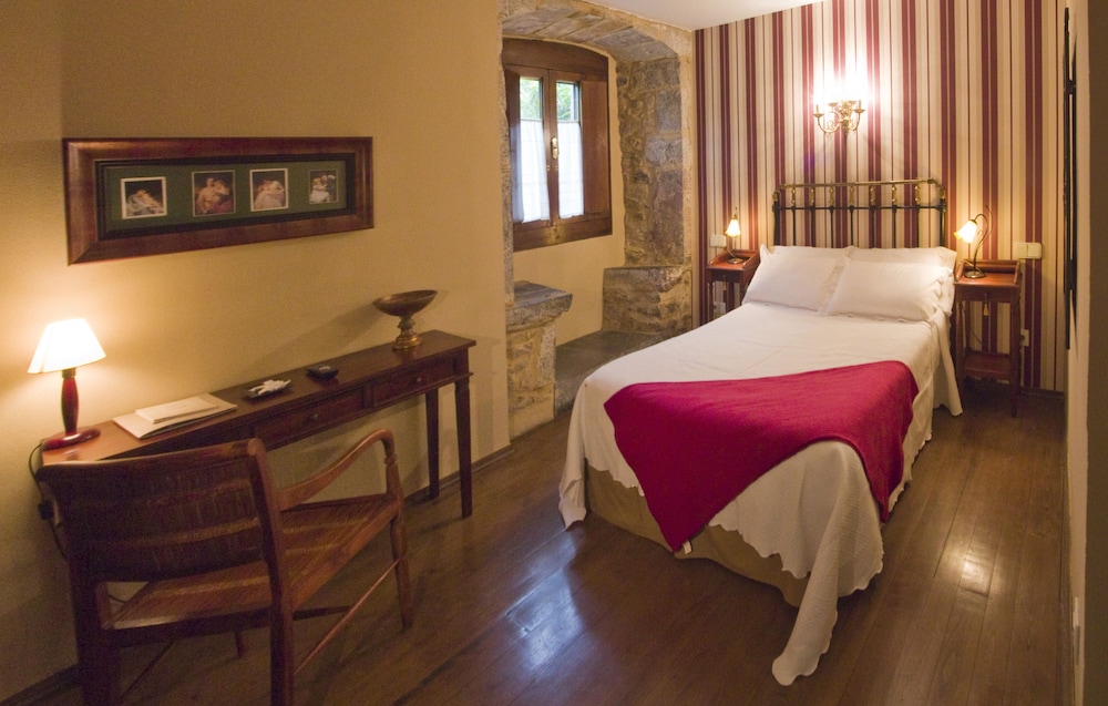 Hotel Castillo de Valdes Salas 10/26