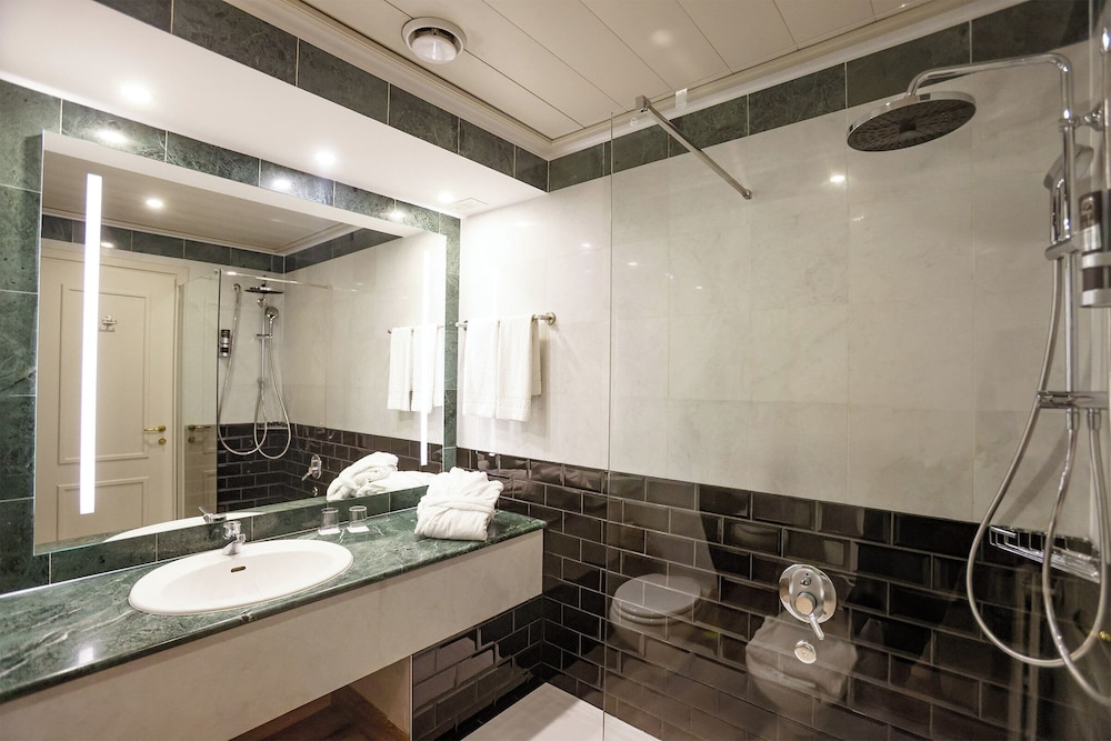 Comfort, Double Bed, Leonardo Hotel Milan City Center 11/11