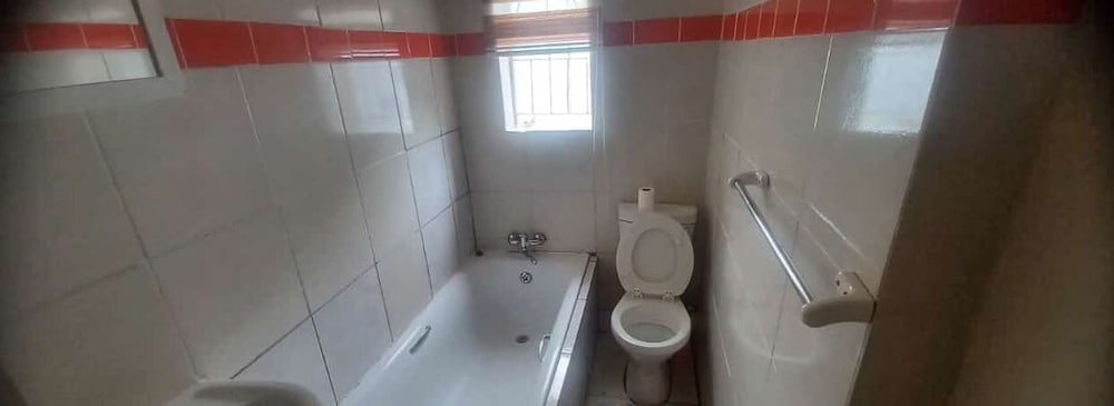 غرفة كومفورت بسريرين كينج وسريرين كوين بإطلالة على المدينة