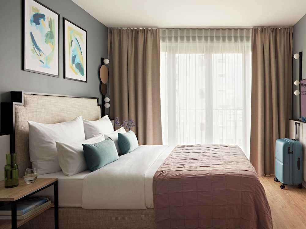 Medium, Queen Bed