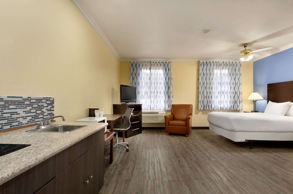 Days Inn and Suites by Wyndham Euless DFW Airport South 36/57