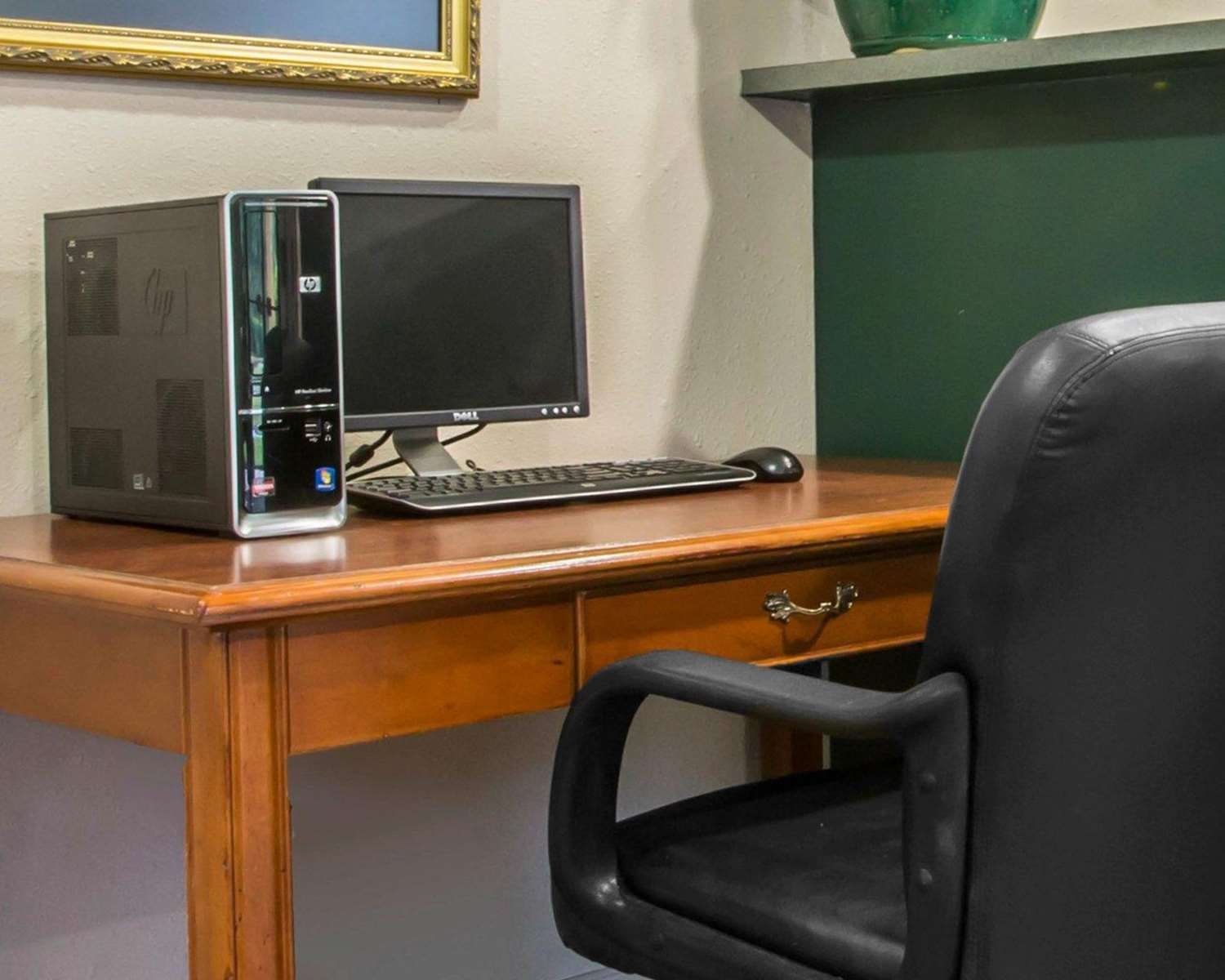 Econo Lodge Inn & Suites at Fort Moore 27/31