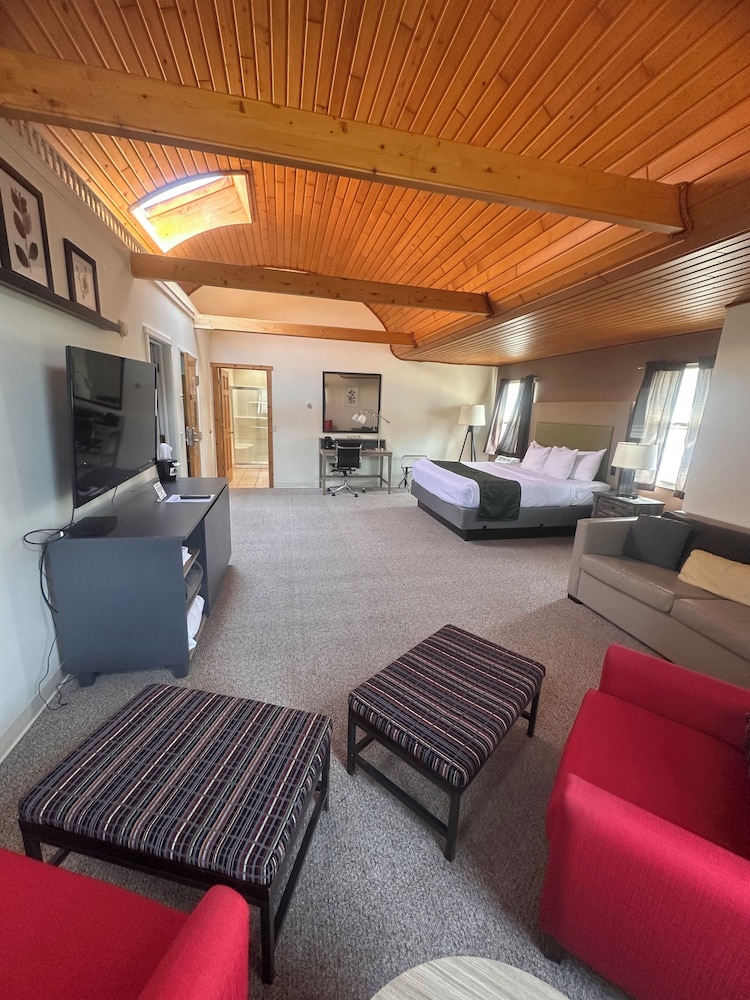 Pictured Rocks Inn & Suites 43/70