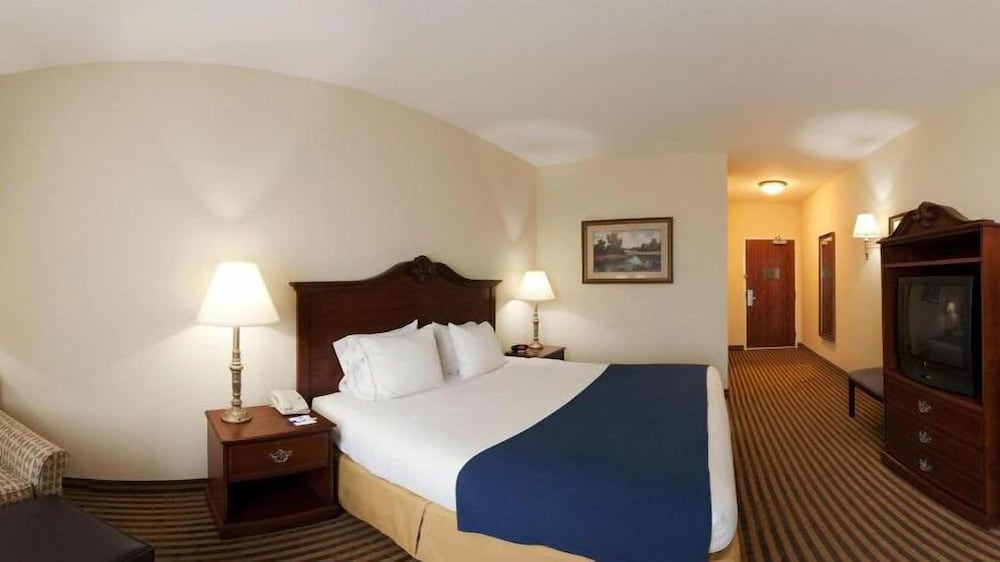 Holiday Inn Express Hotel Suites Waxahachie 22/74
