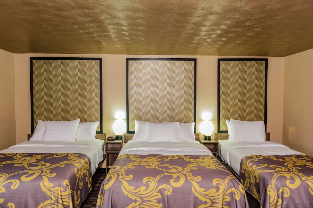AArya Hotel By Niagara Fashion Outlets 10/44