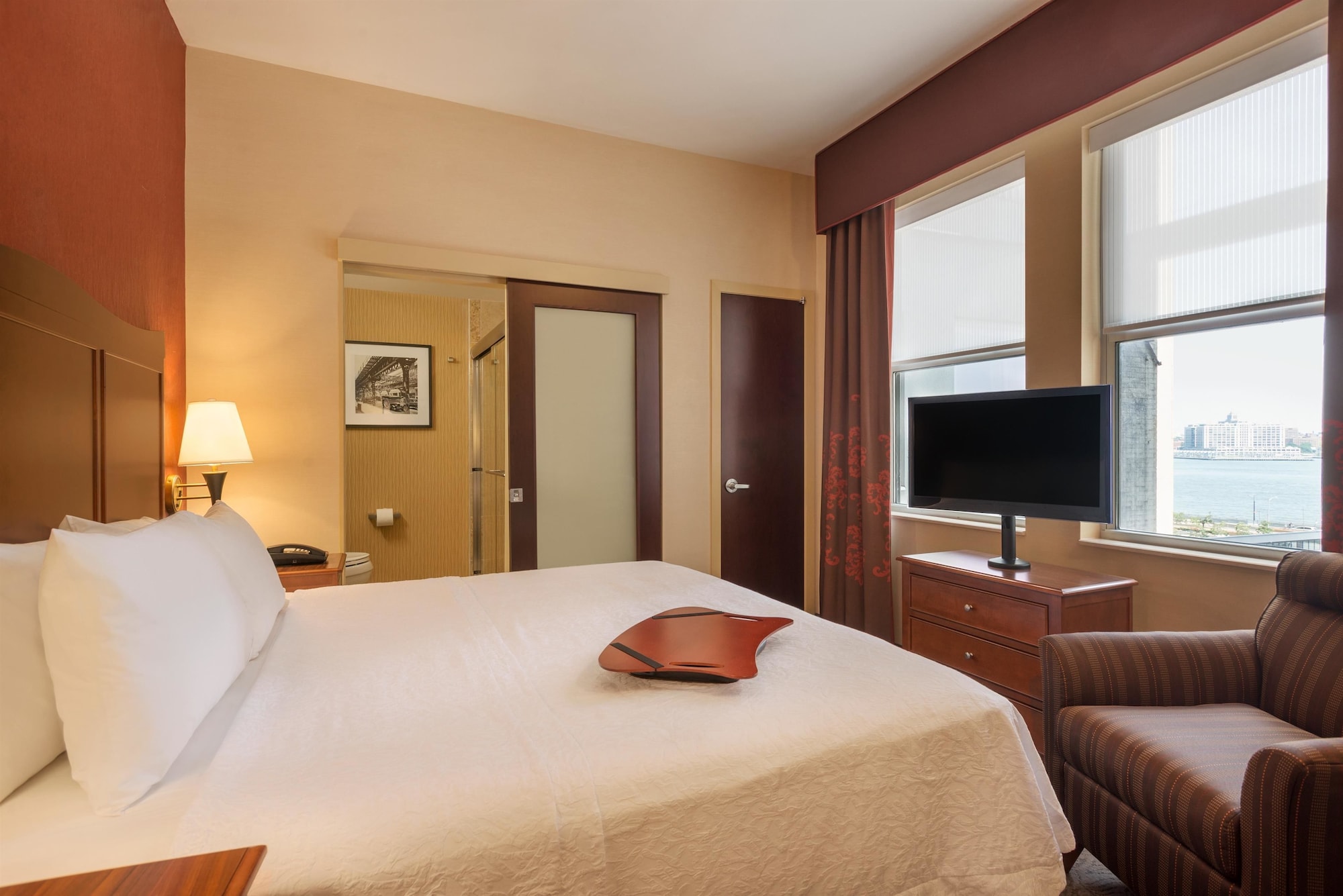 ROOM, KING BED