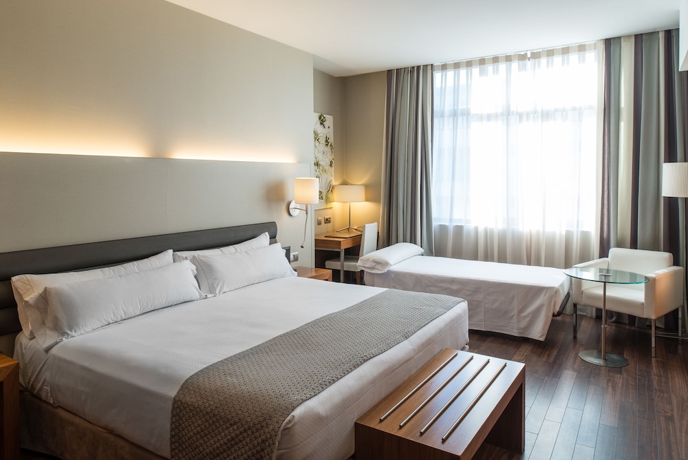 Room, Triple, Twin Beds, Sofa, Hotel Catalonia Ramblas 3/6