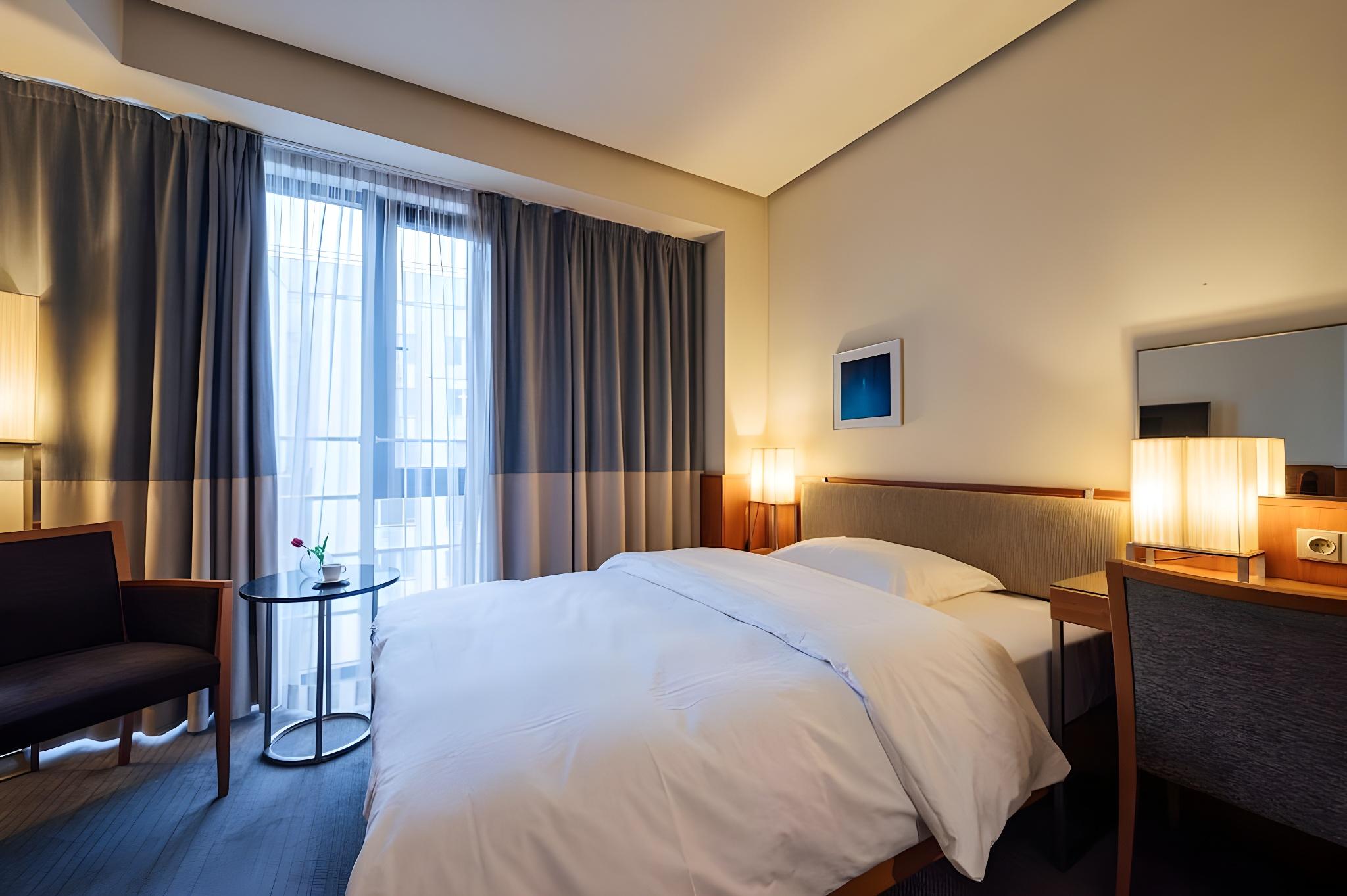 Urban, Solo, Queen Bed