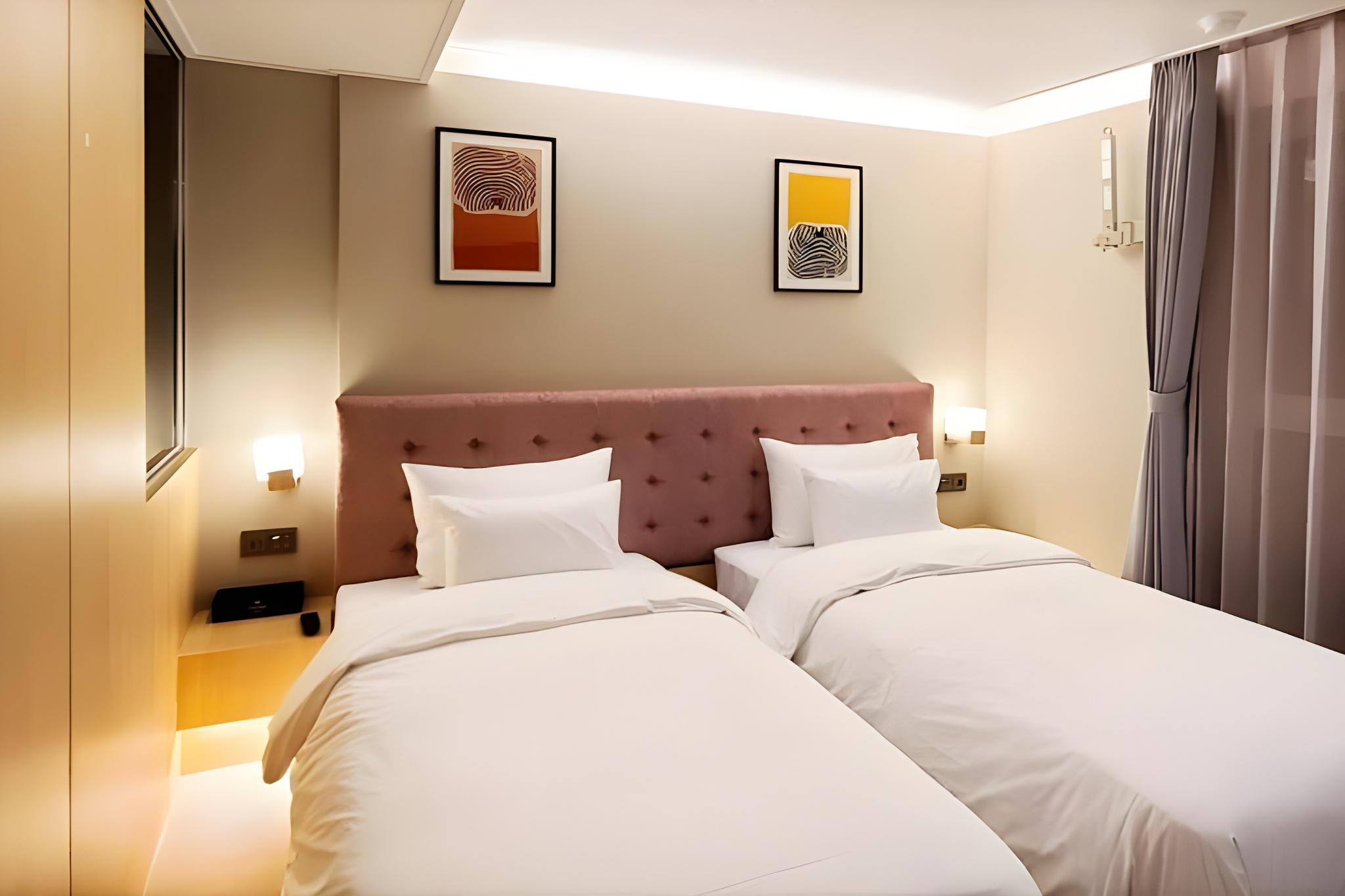 Pool, House, Twin Beds