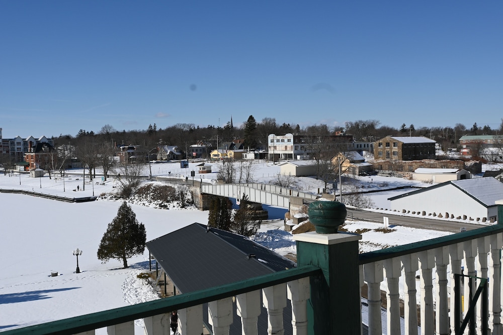Gananoque Inn Spa 64/66