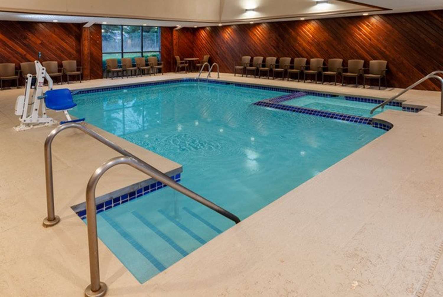 Super 8 by Wyndham Wausau 34/55