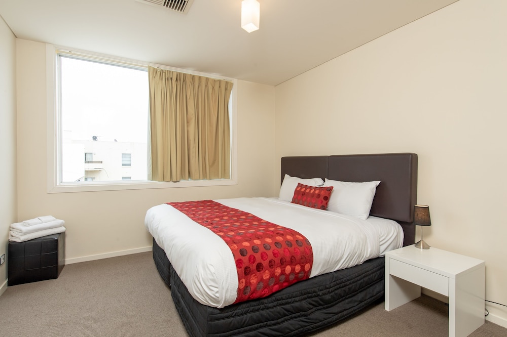 MAWSON LAKES HOTEL 13/64