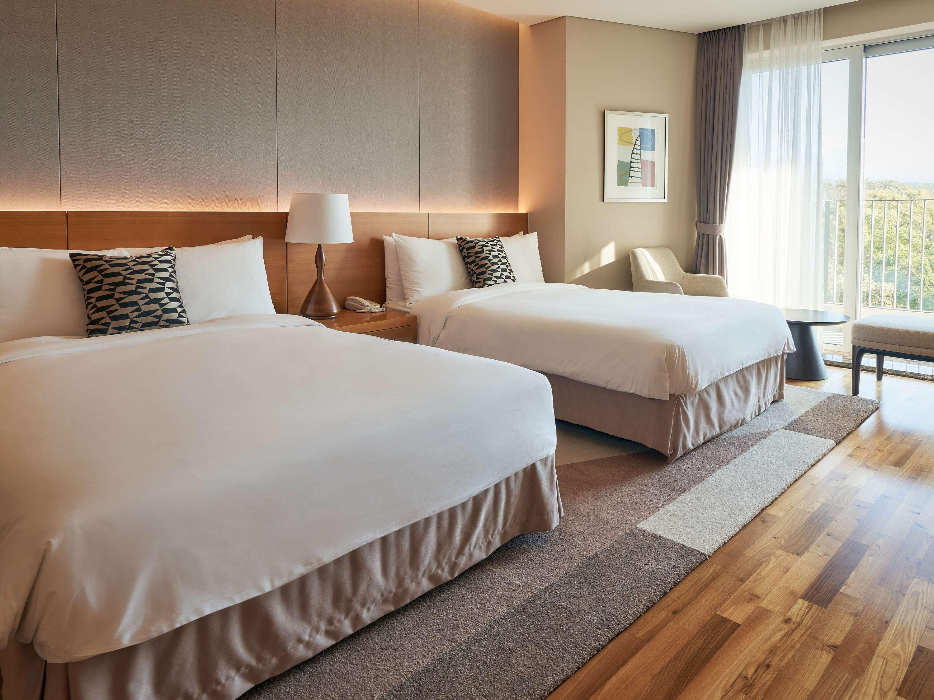 EXECUTIVE, SUITE