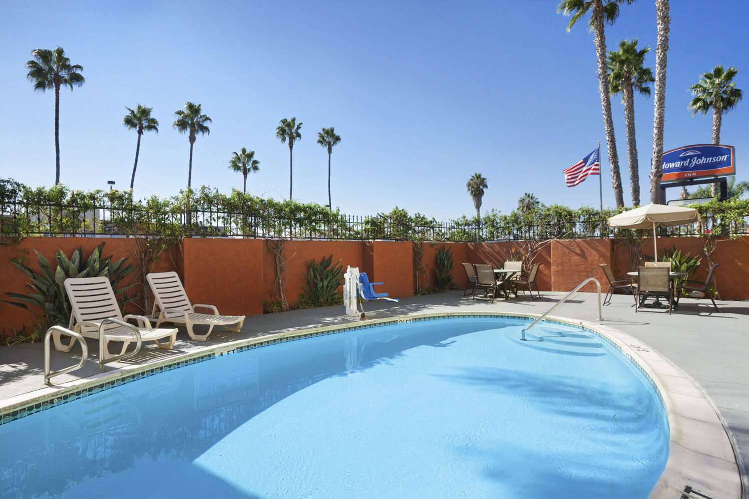 Howard Johnson By Wyndham San Diego Sea World 15/21