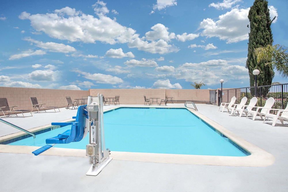 Days Inn By Wyndham Lost Hills 13/19