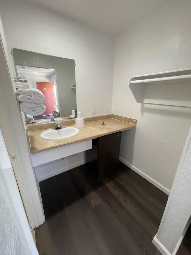 Palms Inn & Suites 5/50