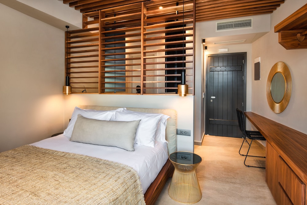 Superior, King Bed, Near the Pool