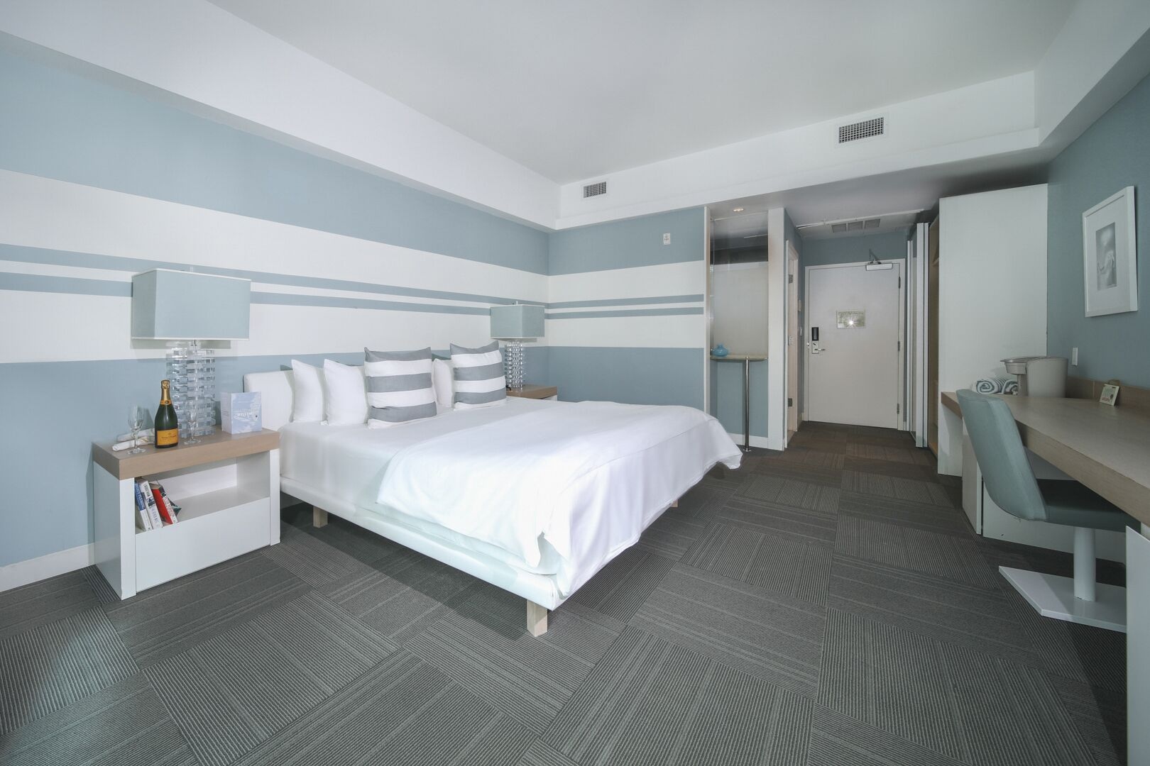 DELUXE, KING BED, CITY VIEW