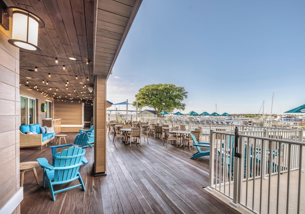Compass Hotel Beaufort by Margaritaville 24/47