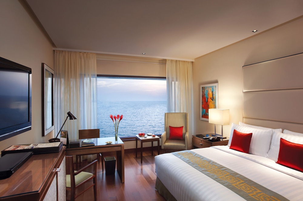 غرفة بسرير كينج بإطلالة على البحر، The Oberoi Mumbai 2/10