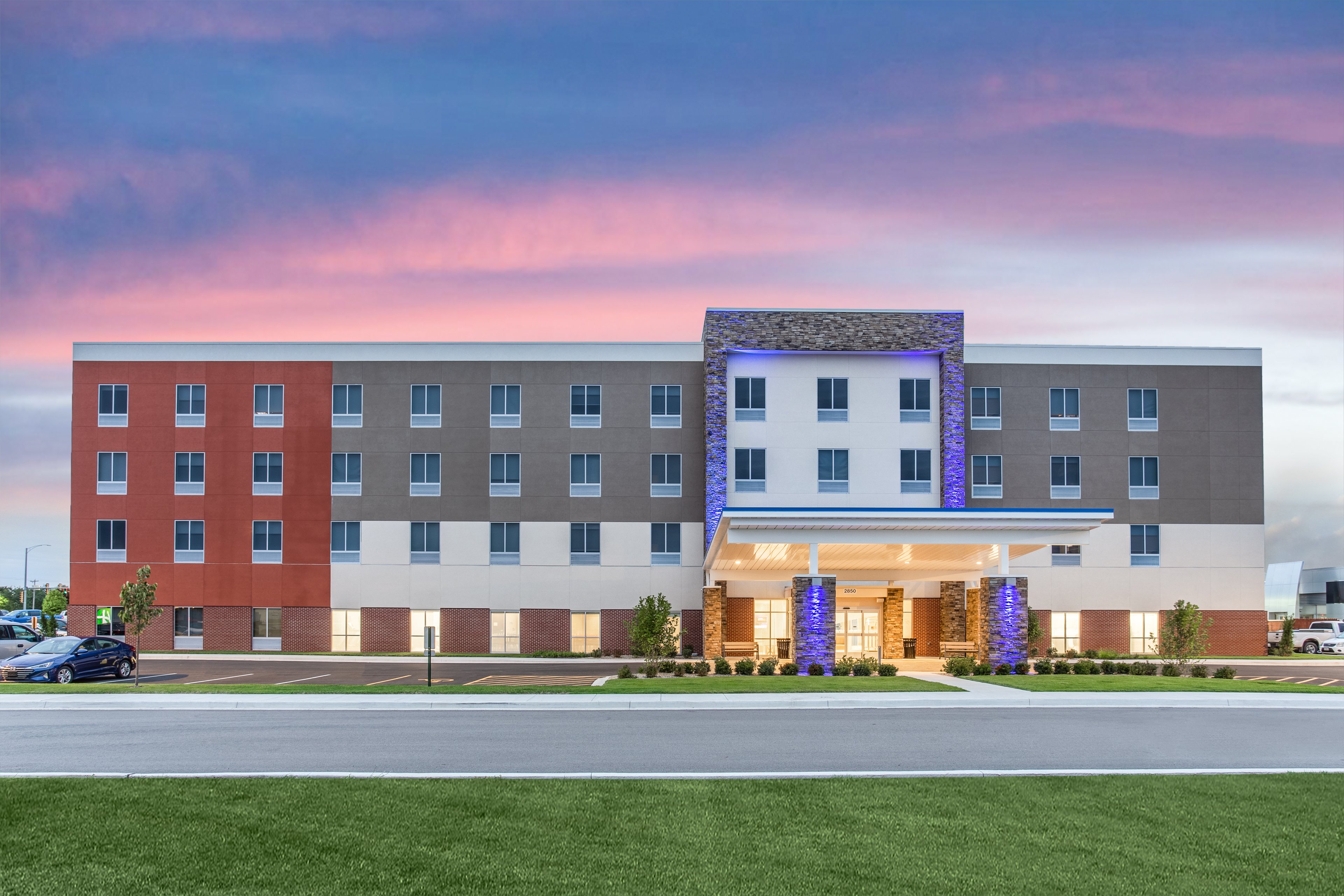 Holiday Inn Express & Suites Ottawa 5/50