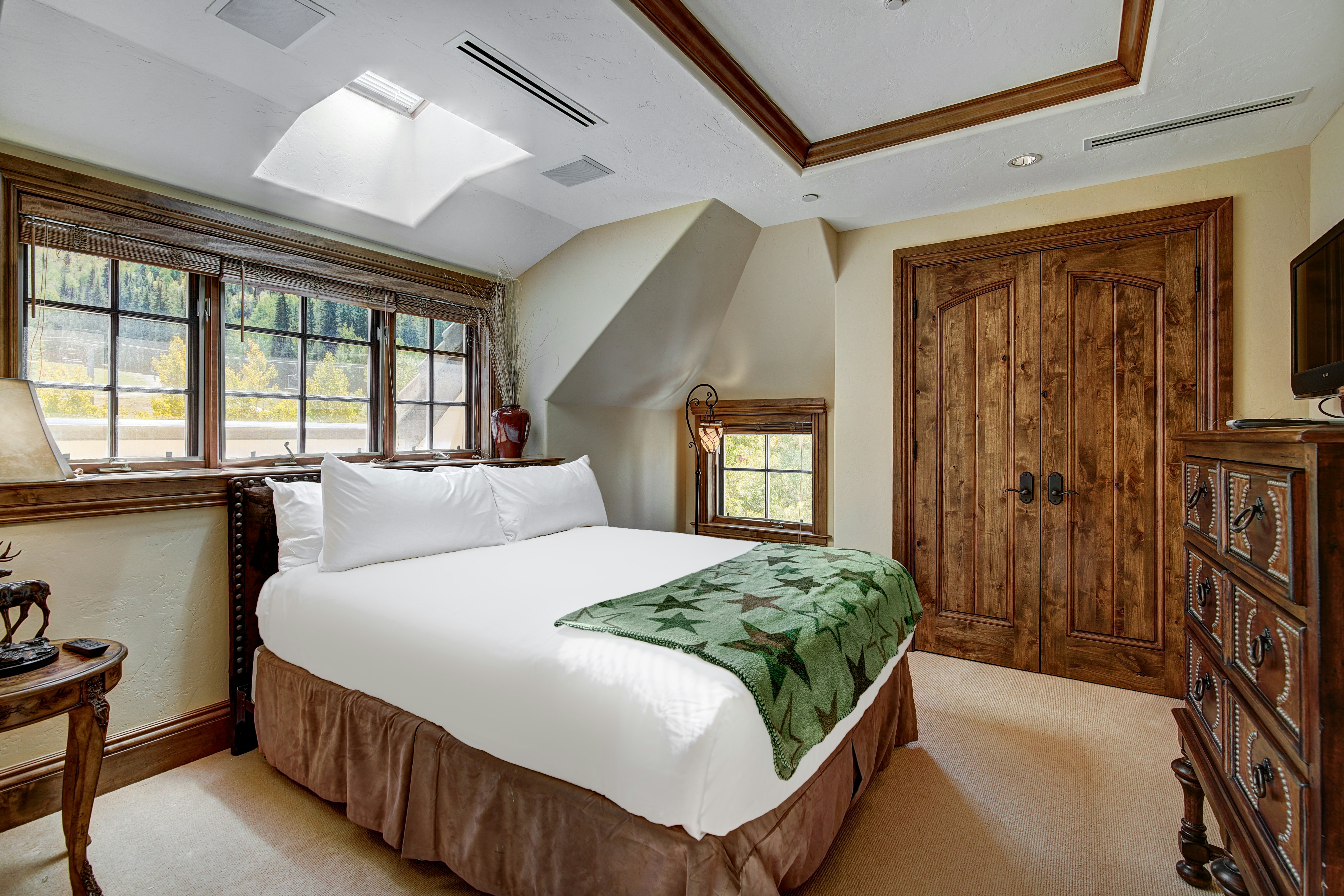 Lodge at Vail Rock Resorts 34/81