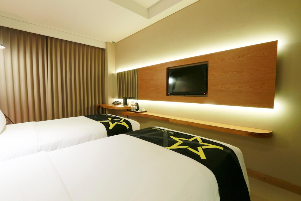 Yellow Star Hotel Gejayan 16/51