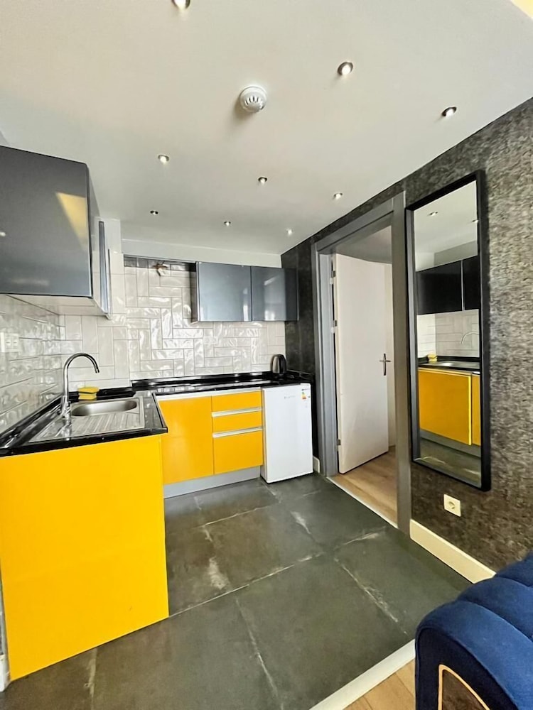 Corner Park Suites 8/50