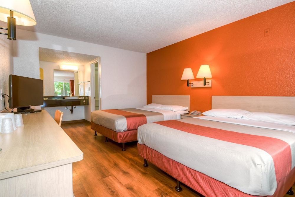 Motel6 Costa Mesa, CA 18/55