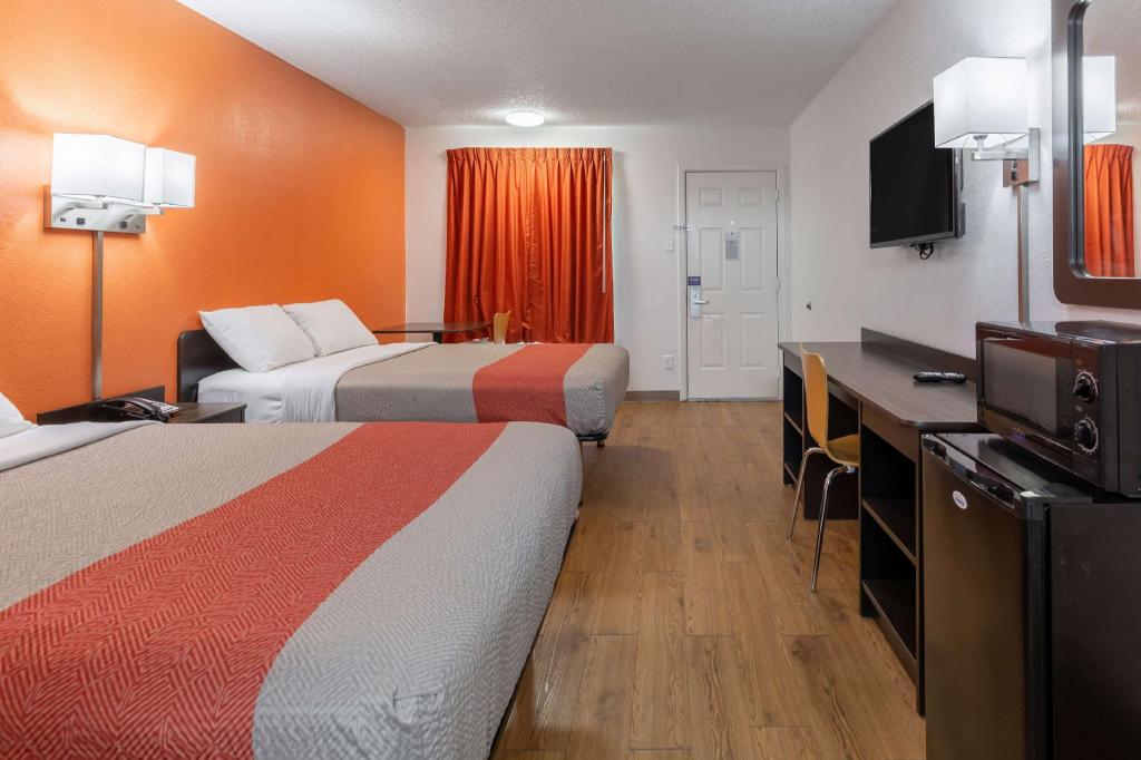 2 Full Beds - Non-Smoking, Micfridge