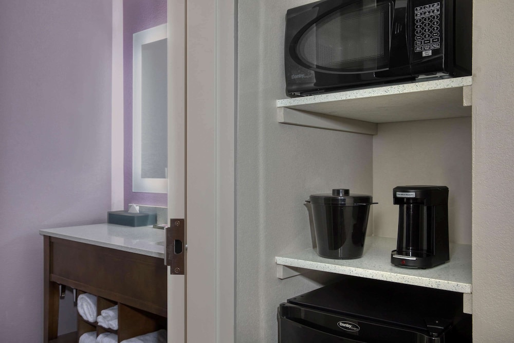 La Quinta Inn and Suites by Wyndham Perry 31/32