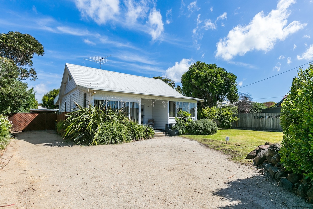Beachfront Cottages Torquay 29/36