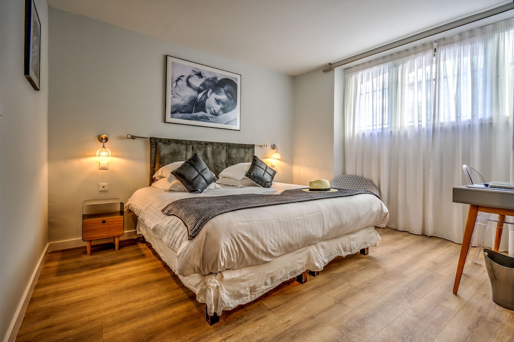 VILLA CLAUDIA(FORMERLY LE VENDOME - VILLA CLAUDIA) 23/77