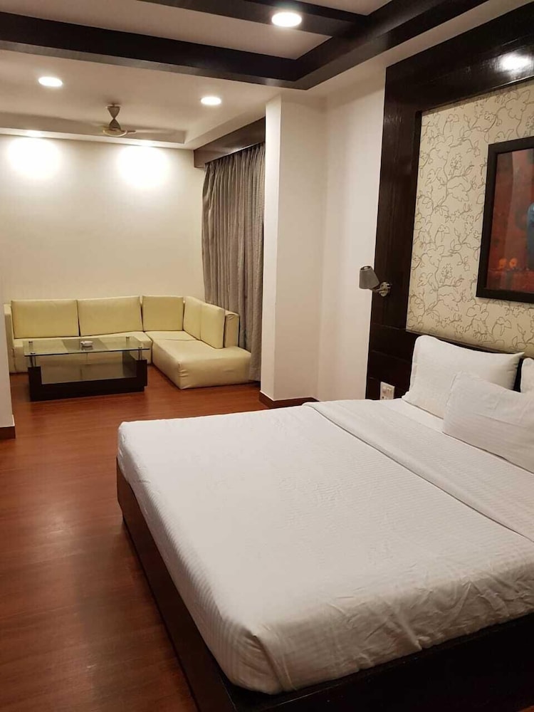 Karon Hotel Lajpat Nagar 13/60