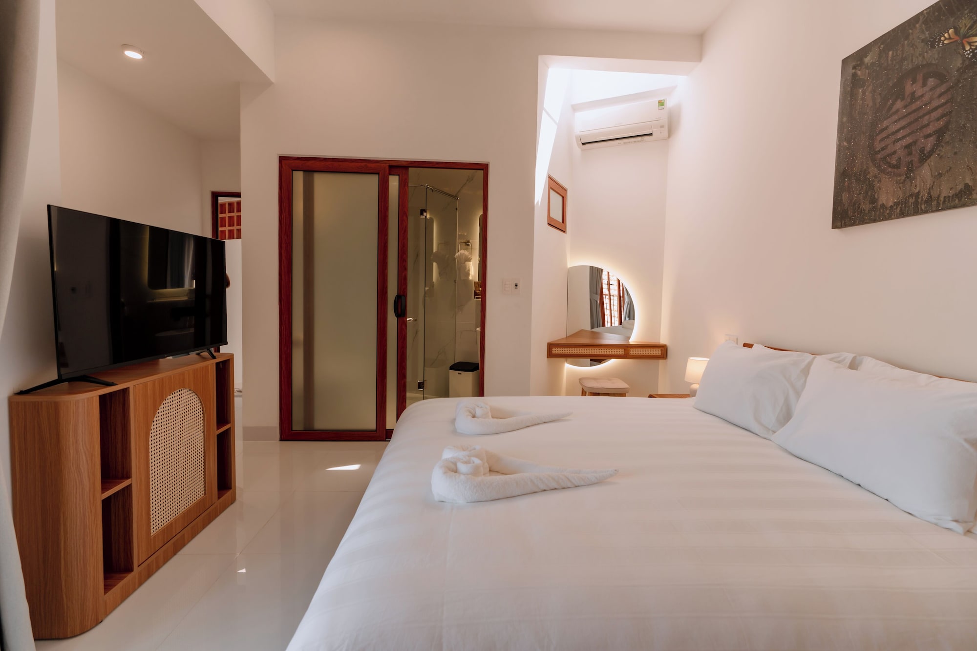 HONEYMOON, TOWER, KING BED, RIVER VIEW