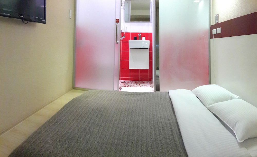 E House Hotel 6/65