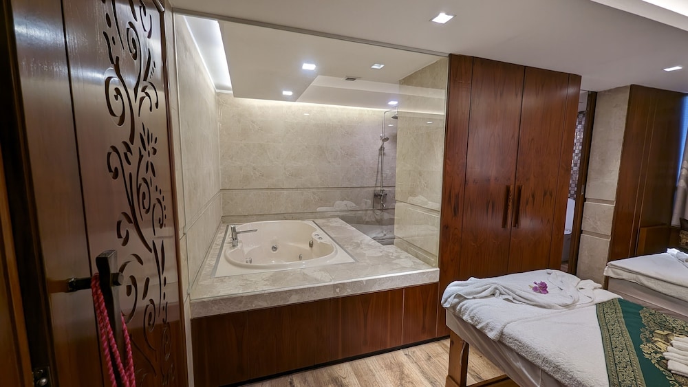 THE PENINSULA CHITTAGONG 32/60
