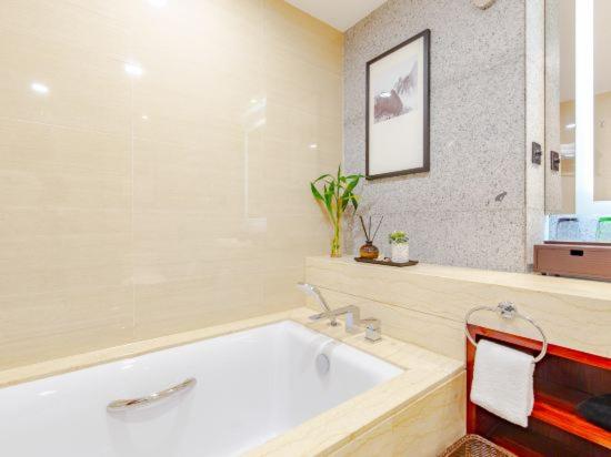 Binhai Jinling International Hotel 58/62