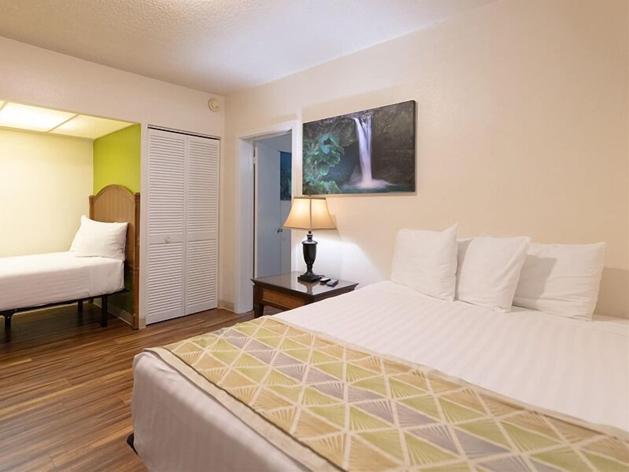ROOM, QUADRUPLE