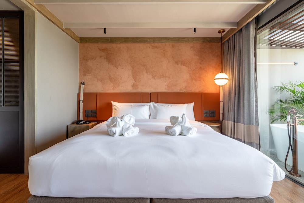 1 BEDROOM, SUPERIOR, DOUBLE BED, BATHTUB