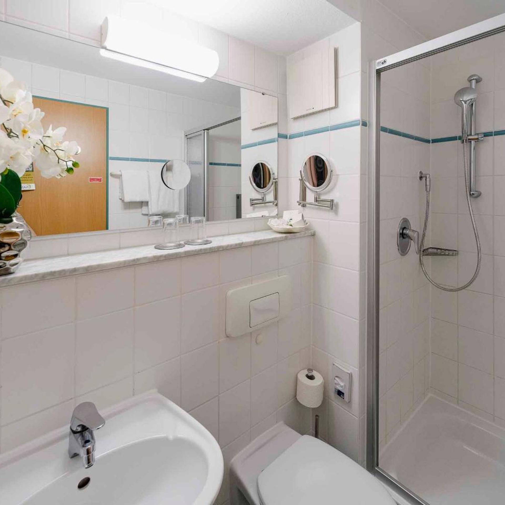 غرفة كومفورت رباعية بسرير كوين مع أريكة، Plaza Hotel Blankenburg Ditzingen Sure Hotel Collection 5/10