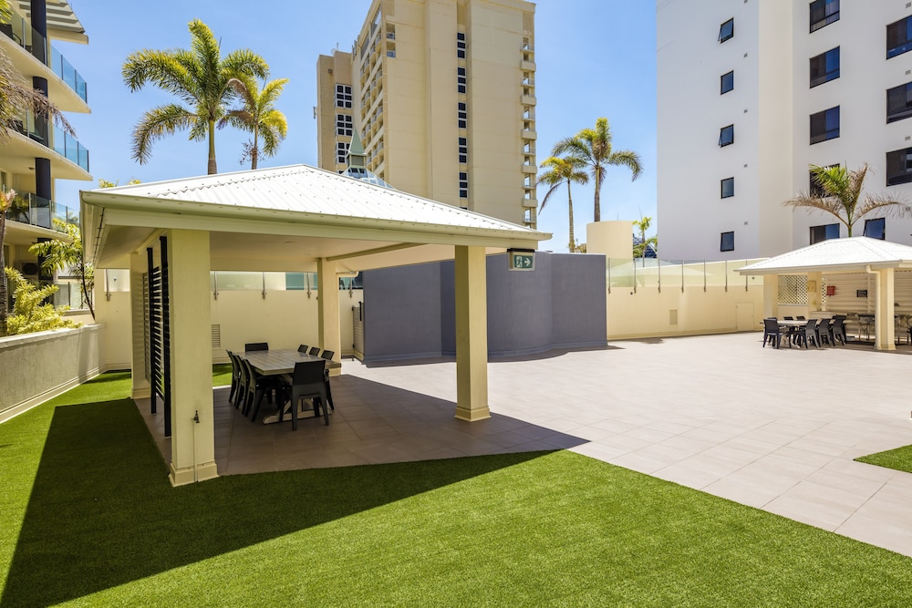 Jack Newell Holiday Apartments 68/74