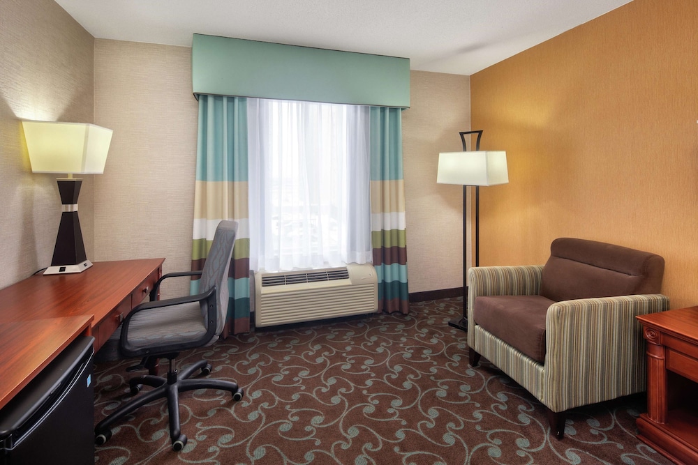 Hampton Inn & Suites By Hilton Toronto Airport 37/39